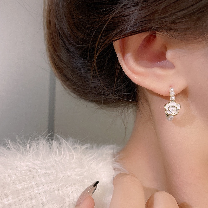 Anting Mutiara Bunga Camelia Putih Vintage Wanita Korea Tipe C Anting Wanita Hiasan Telinga Bunga