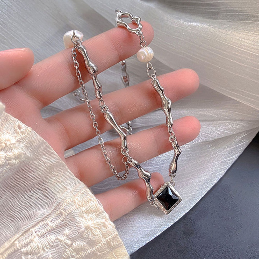 Kalung Liontin Kristal Kotak Hitam Putih Untuk Wanita Perhiasan Geometris Warna Perak Statement Choker Aksesoris Fashion