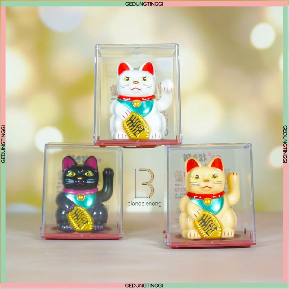 Patung Pajangan Boneka Kucing Hoki Hook Rejeki Rezeki Lucky Fortune Cat Keberuntungan Maneki Neko Maneko Neki Mainan Munchkin Keramik Mobil Goyang Gerak Bergerak Mobil Cina Jepang Korea Baterai Solar Supply Imut Cebol Mini Tangan Berotot Muscle Lucu Murah