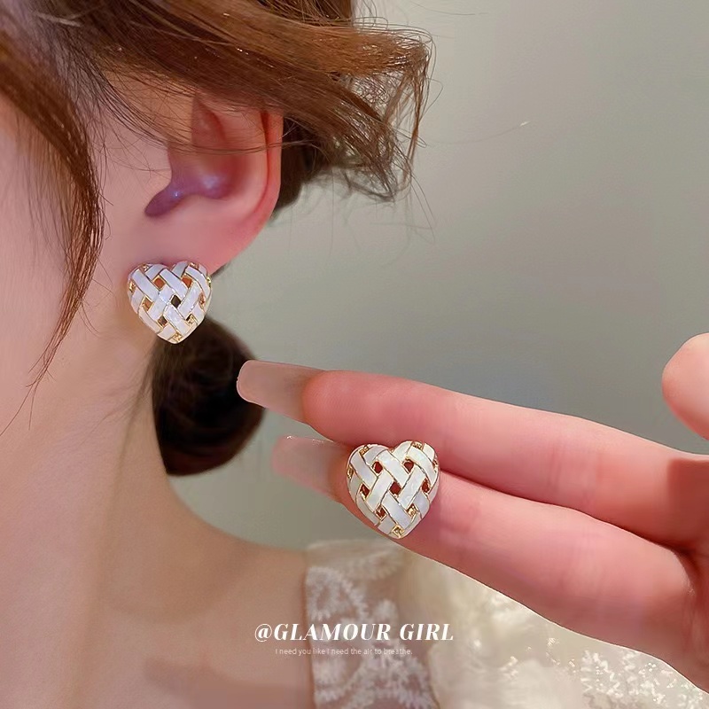 Putih Drip Glaze Grid Pattern Love Earrings Perempuan Cahaya Mewah Hati-shaped Wild Earrings