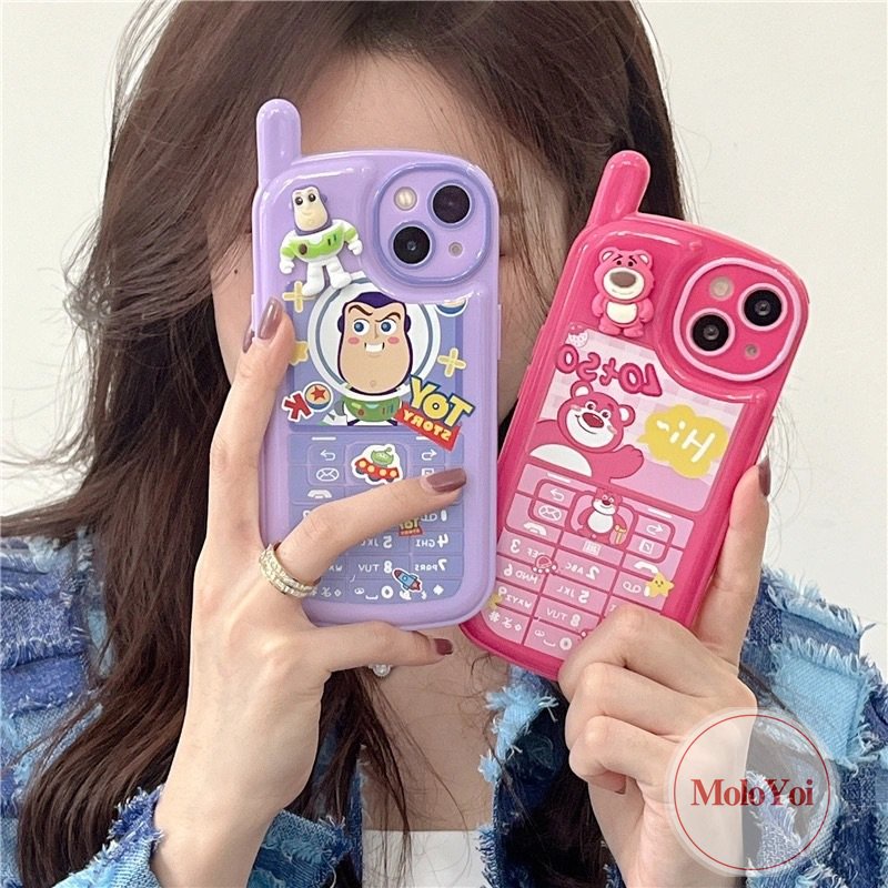 IPHONE 3d Imut Strawberry Bear Manyo Kartun Toy Story Case Kompatibel Untuk Iphone11 13 14 12 Pro MAX 7Plus XR 7 8 Plus X XS MAX SE 2020 Kepribadian Retro Bentuk Telepon Lembut Tpu Cover