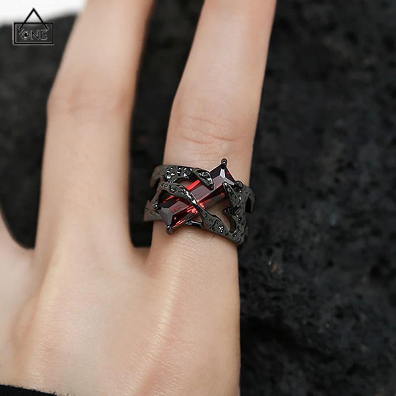 COD❤️Cincin Retro Desain Geometris Merah Kepribadian Wanita Cincin Logam Tekstur Berongga Punk-A.one