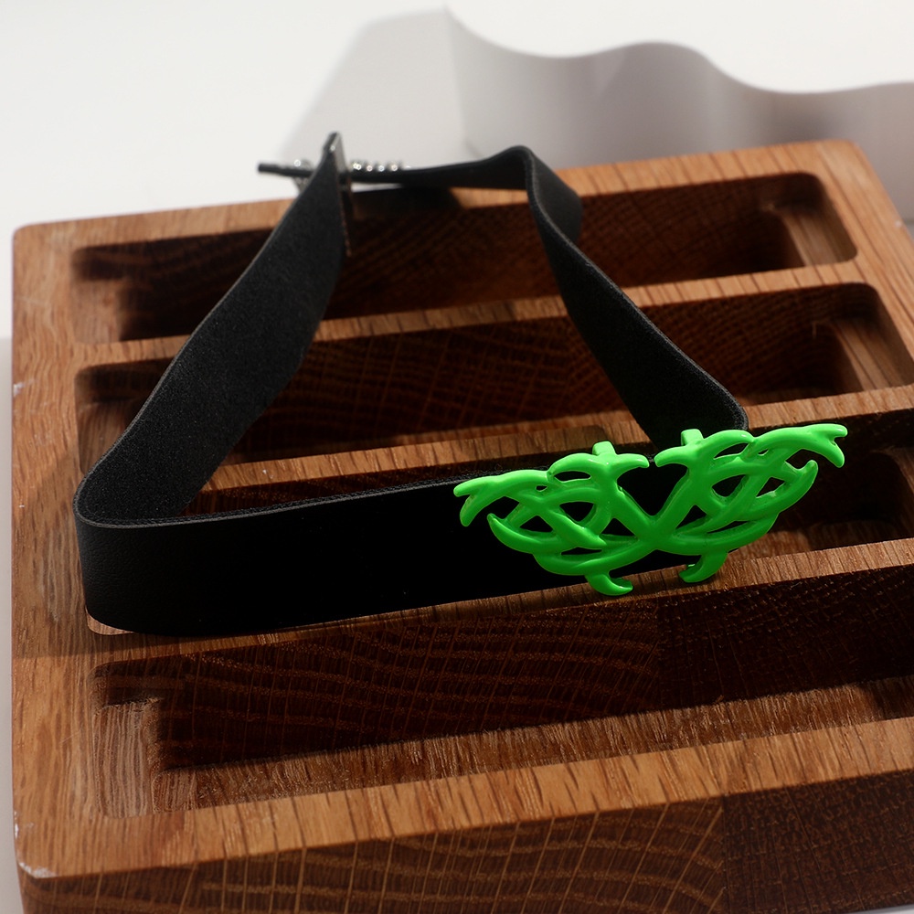 Kalung Liontin Kepribadian Punk Gothic Gelap Jumpy Hip Hop Jalinan Api Fluorescent Hijau Kulit Kerah Rantai