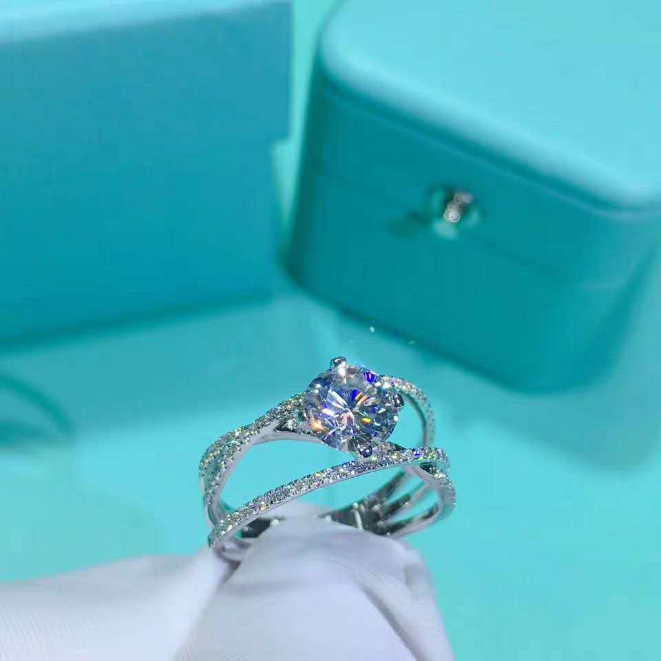 Goldkingdom Aksesoris Perhiasan Fashion Ready Stock Cincin Moissanite Sansheng III Karat Lapis Titanium Pt950 Emas Putih Imitasi Zirkon Pernikahan Band