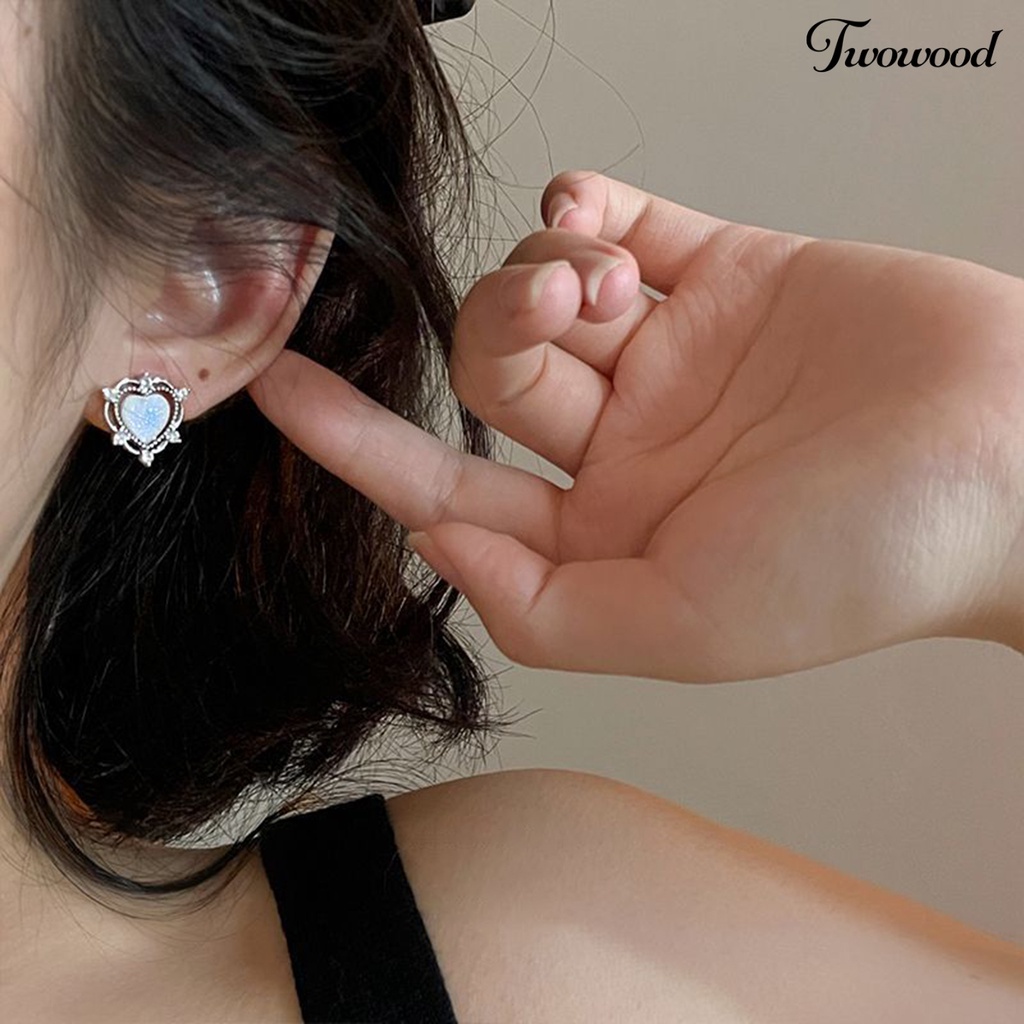 Twowood 1pasang Ear Studs Mini Retro Hollow Gaya Sederhana Fashion Perhiasan Berlian Imitasi Mengkilap Cinta Hati Kristal Imitasi Wanita Anting Untuk Pacaran