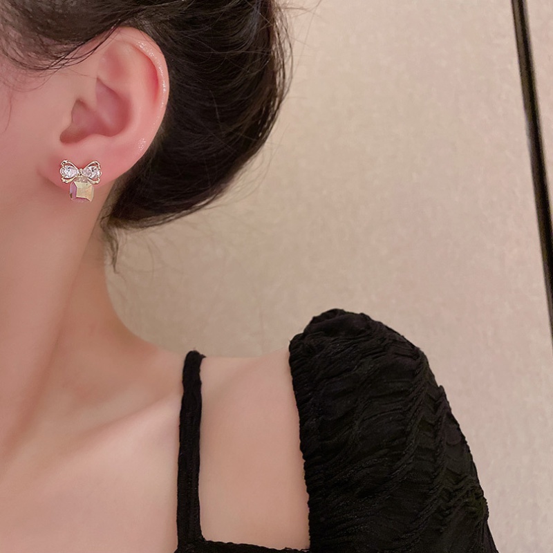 Versi Korea Dari Anting Busur Kristal Indah, Cahaya Mewah Serbaguna Super Flash Stud Earrings Wanita