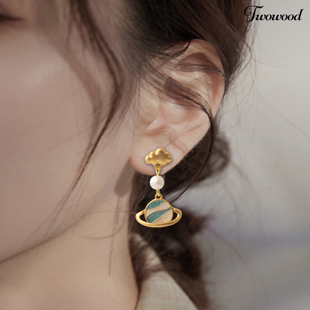 Twowood 1pasang Anting Pejantan Kartun Tiga Dimensi Asimetris Geometris Electroplating Hias Perhiasan Hadiah Wanita Lucu 3D Astronot Planet Moon Pendant Earrings