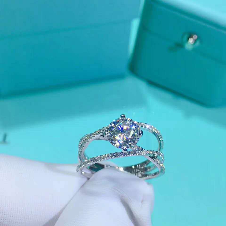 Goldkingdom Aksesoris Perhiasan Fashion Ready Stock Cincin Moissanite Sansheng III Karat Lapis Titanium Pt950 Emas Putih Imitasi Zirkon Pernikahan Band