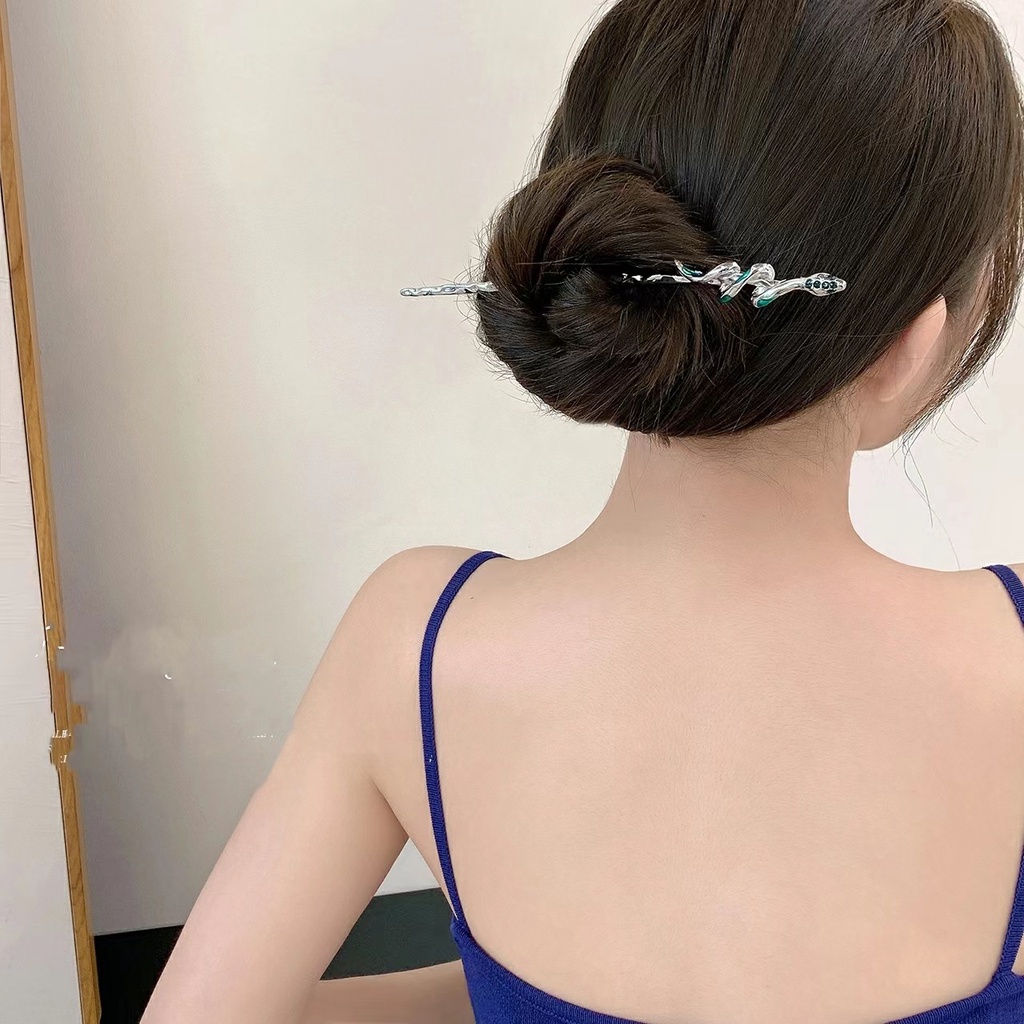 Gaya Cina Baru Gaya Baru Logam Unik Temperamen Ular Hijau Jepit Rambut Mode Sederhana