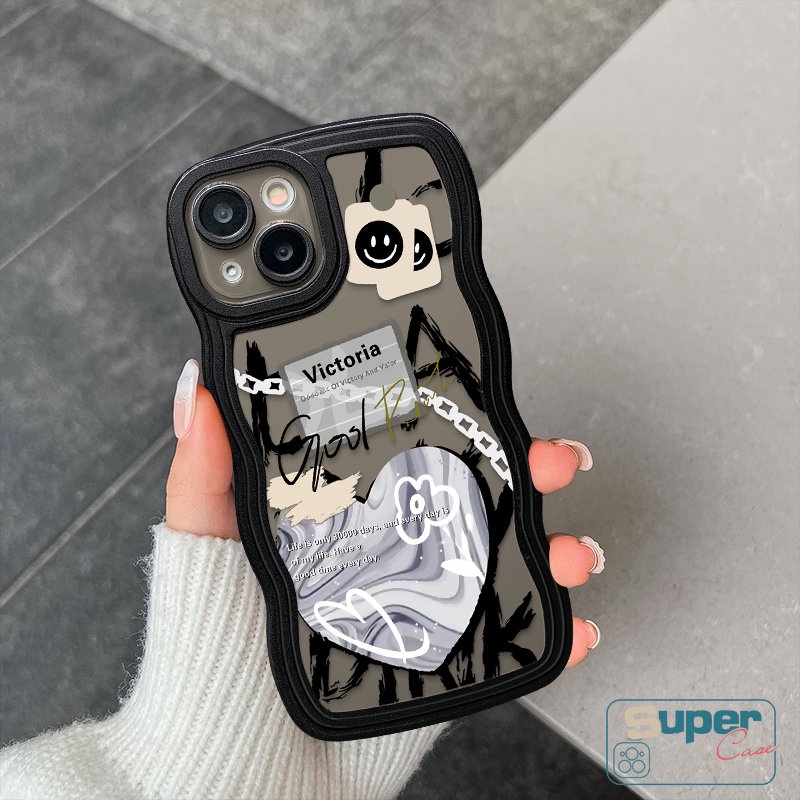 Casing Ponsel Label Keren Merek Trendi Kompatibel Untuk iPhone X XR 7 8 6s 6 Plus13 14 11 12 Pro Max 7Plus XS Max SE 2020 Fashion Comme des Garcons Label Bunga Tepi Bergelombang Lembut Tpu Cover