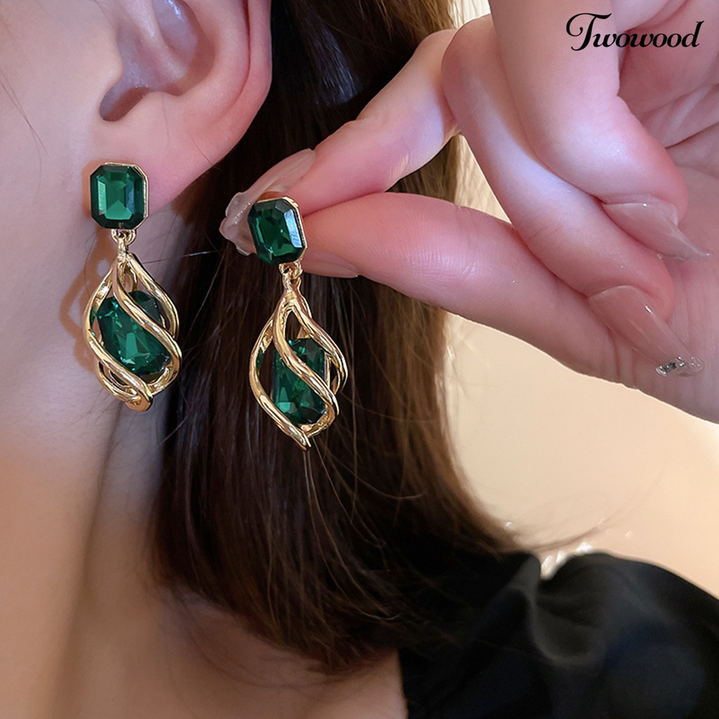 Twowood 1pasang Anting Stud Berbentuk Persegi Berlian Imitasi Gaya Vintage Liontin Berongga Hiasan Telinga Tahan Luntur Fashion Faux Emerald Crystal Menjuntai Earrings Untuk Pesta