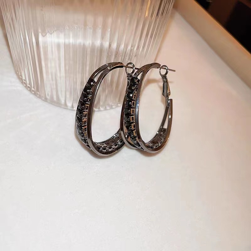 Gaya Baru Berlian Imitasi Unik Mode Logam Hoop Niche Temperamen Anting Elegan