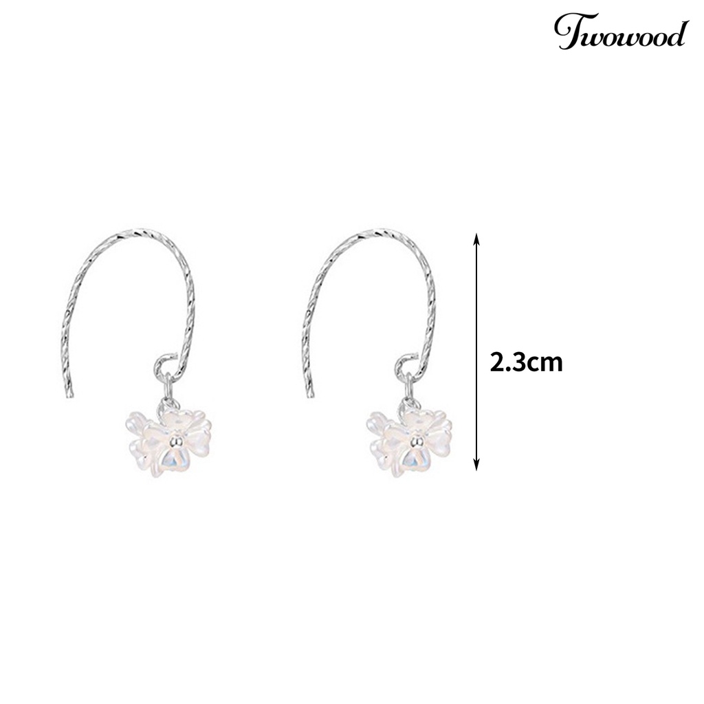 Twowood 1pasang Wanita Anting Pearly Luster Tiga Bunga Cubic Zirconia Hias Kait Gaya Romantis Dekorasi Telinga Perhiasan Elegan Liontin Menjuntai Anting Perlengkapan Kostum