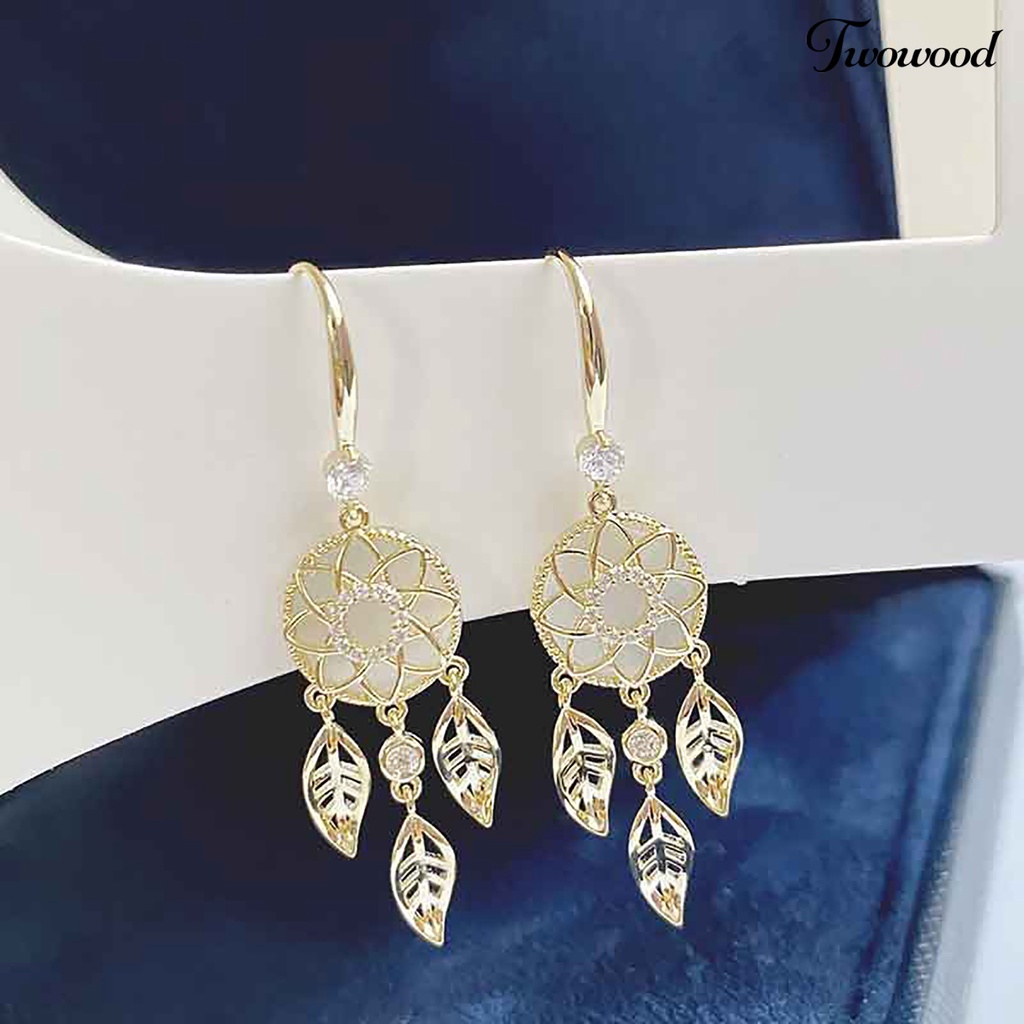 Twowood 1pasang Liontin Anting Geometris Berongga Keluar Glitter Dreamcatcher Bentuk Temperamen Daun Rumbai Berlian Imitasi Anting Perhiasan Aksesori