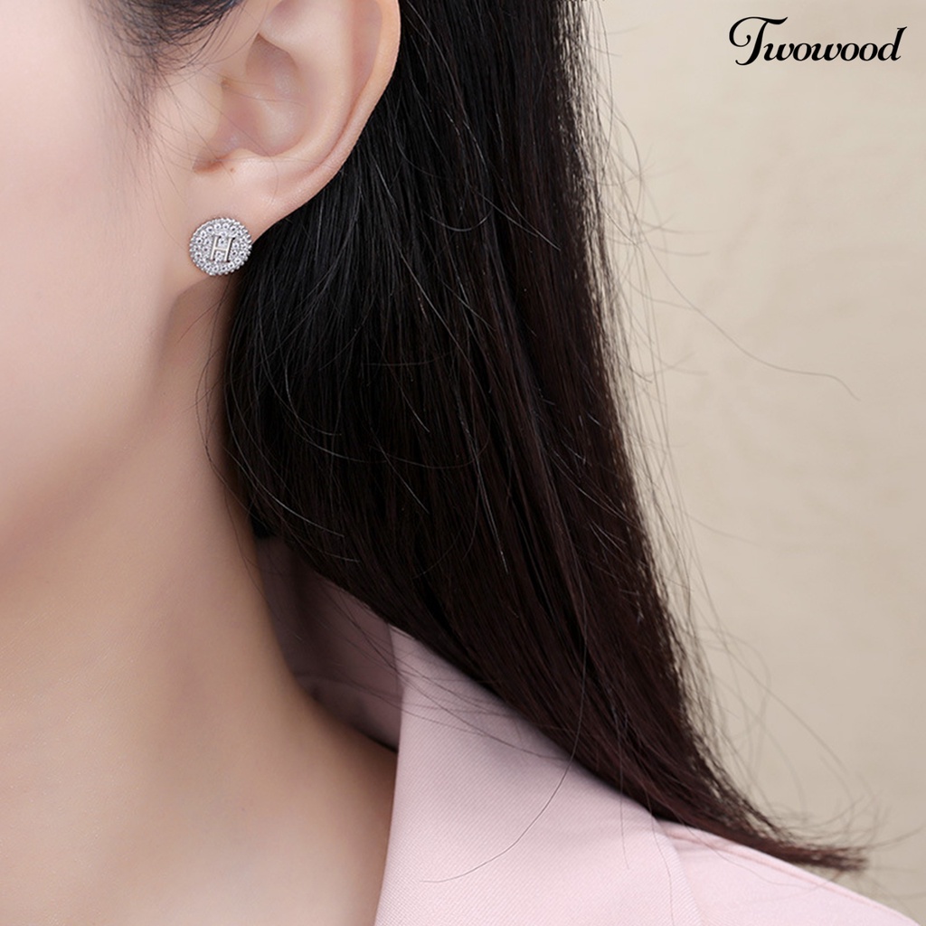 Twowood 1pasang Ear Studs Bulat Keren Warna Emas/Perak Mini Berkilau Berlian Imitasi H Huruf Wanita Anting Fashion Perhiasan