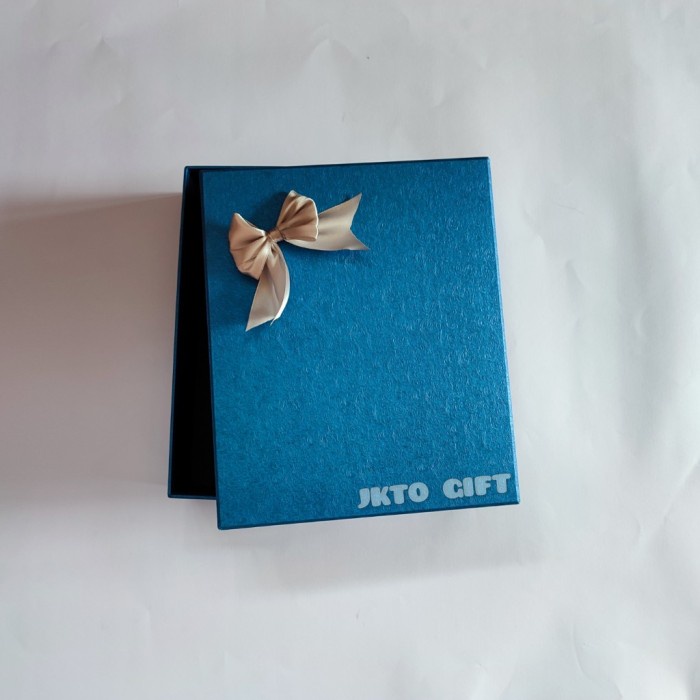 

⭐BISA COD⭐ Kotak Kado/Gift Box Ukuran 30*30*6 Cm