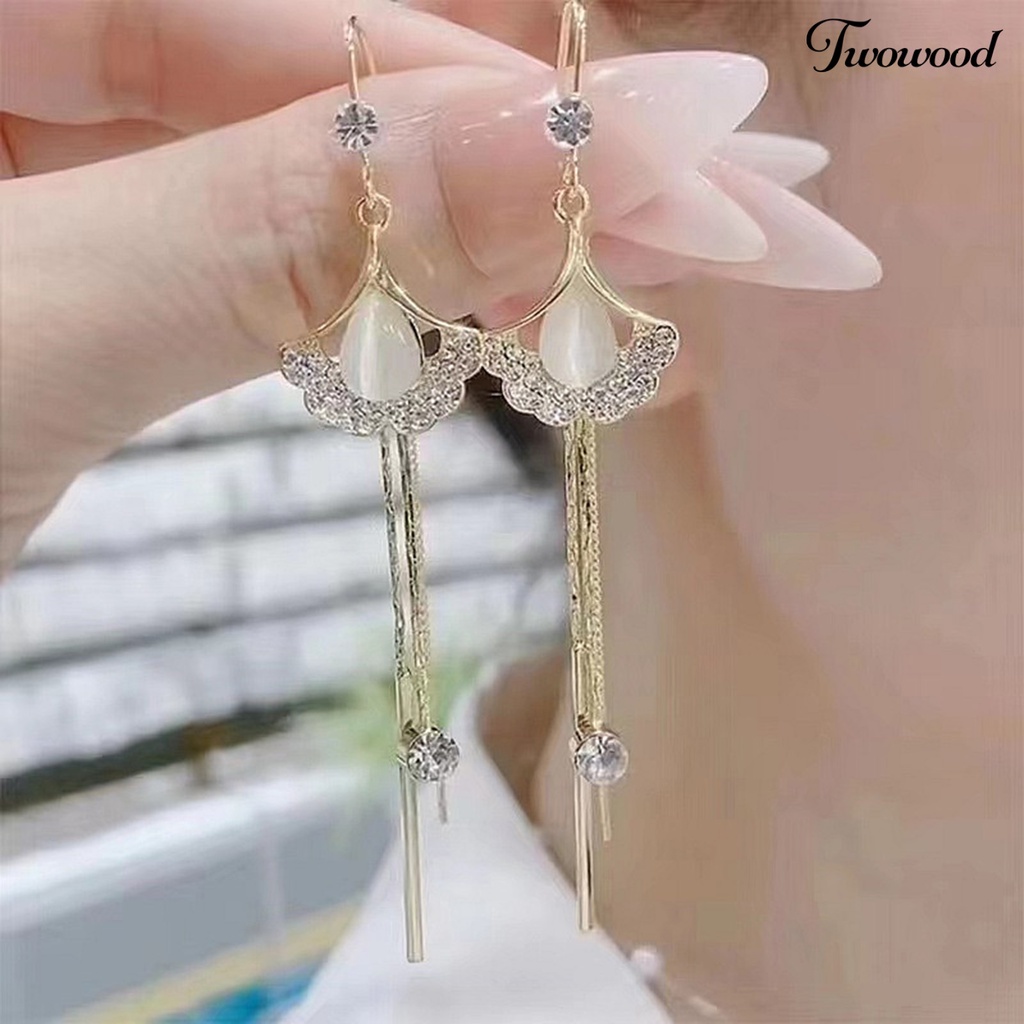 Twowood 1pasang Anting Rumbai Rumbai Bentuk Daun Berlian Imitasi Hias Bersinar Lurus Gantung Dekorasi Hypoallergenic Liontin Geometris Tindik Drop Earrings Perhiasan Aksesoris