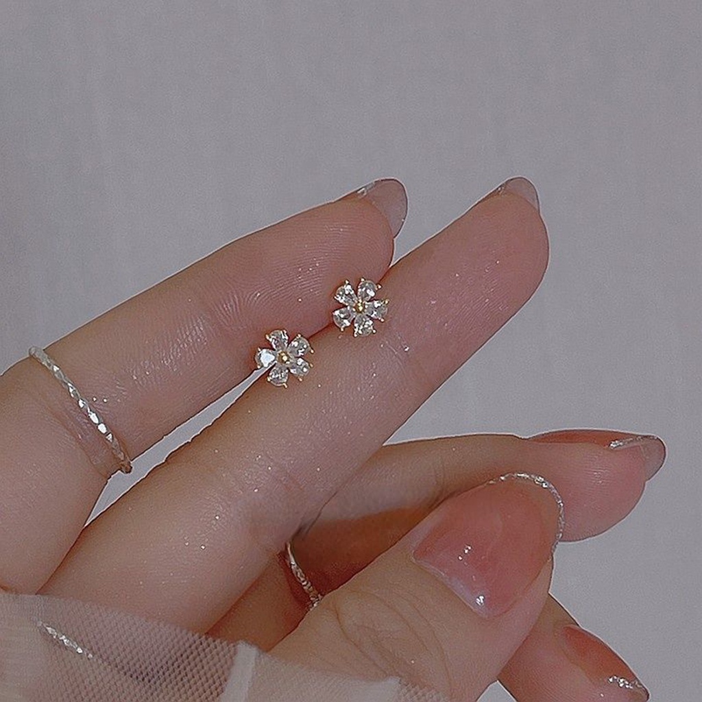 Satu Pasang Mewah Mengkilap Zirkon Kristal Snowflake Ear Stud Elegan Wanita Fashion Perhiasan Emas Titanium Steel Anting