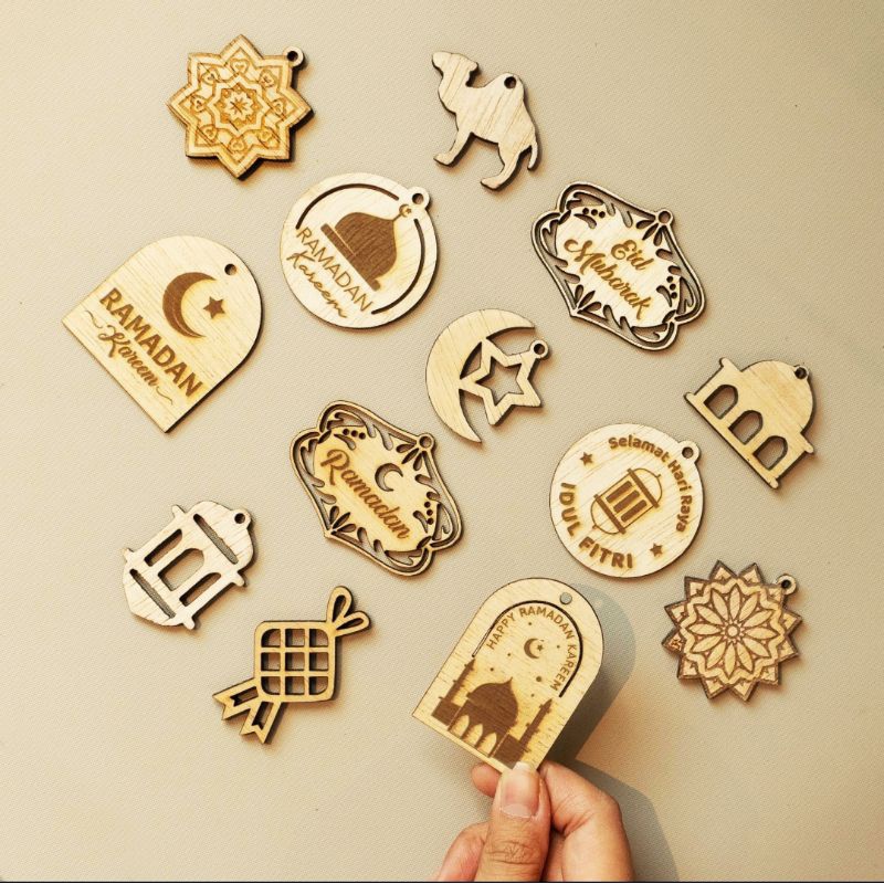 

Hang Tag Kayu Dan Akrilik Natal & Lebaran / Tag Kayu Merry Christmas & Idul Fitri / Tag Hampers Kayu & Akrilik Murah Hangtag Lebaran