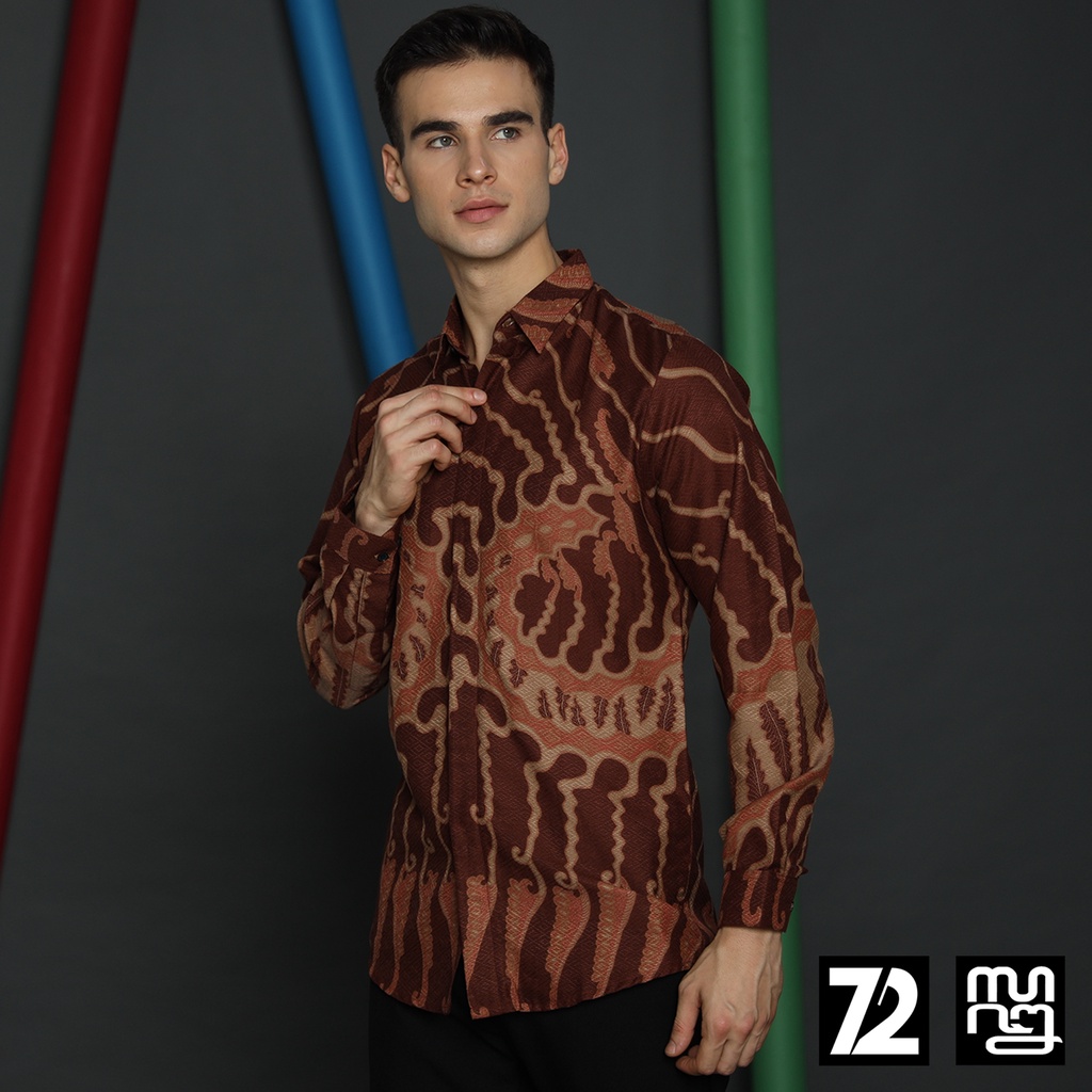 KEMEJA BATIK PRIA LENGAN PANJANG Kemeja Dobby Slimfit Motif Medousa Warna Coklat 723543 Cap 72 - Baju Kemeja Atasan Pakaian Setelan Batik Pria Cowok Laki Laki Remaja Keluarga Kantor Lengan Panjang Modern Slimfit Slim Fit Premium Kekinian