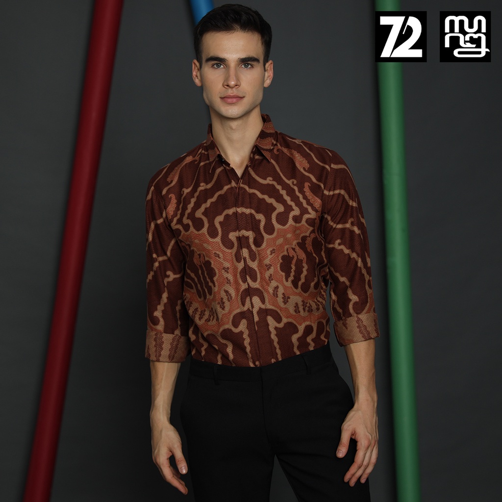 KEMEJA BATIK PRIA LENGAN PANJANG Kemeja Dobby Slimfit Motif Medousa Warna Coklat 723543 Cap 72 - Baju Kemeja Atasan Pakaian Setelan Batik Pria Cowok Laki Laki Remaja Keluarga Kantor Lengan Panjang Modern Slimfit Slim Fit Premium Kekinian