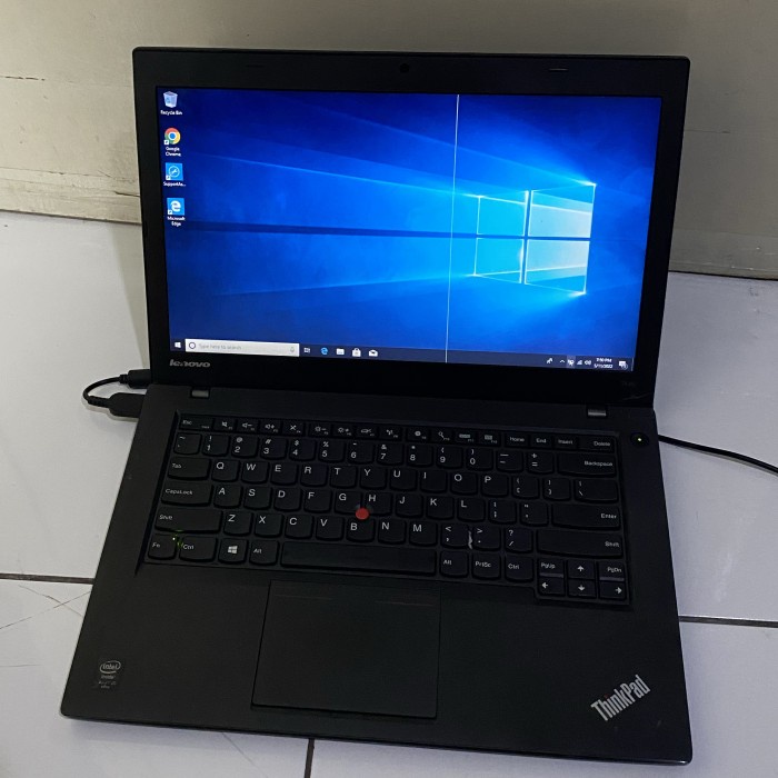 Ultrabook lenovo thinpad t440 minus layar ada segaris vertikal