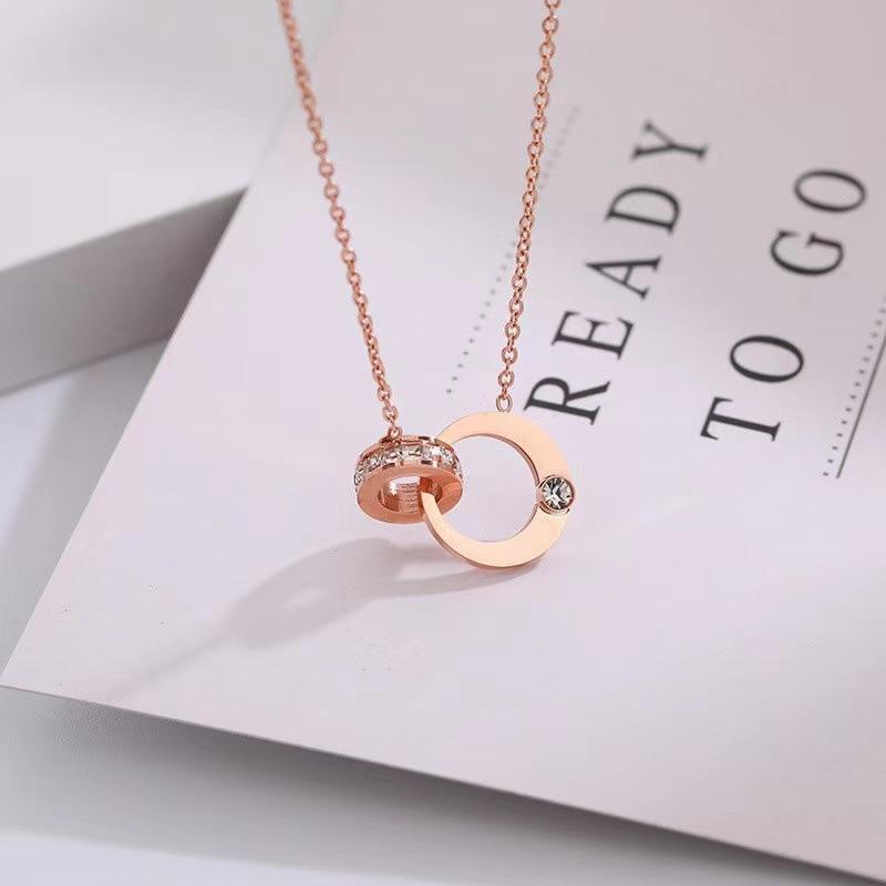 Kalung Stainless Liontin Silinder Lingkaran Kristal dan Bulan Anti Karat
