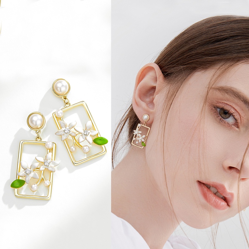 Anting Gardenia Mewah Ringan Menjuntai Ear Studs Perhiasan Fashion Untuk Wanita Perempuan