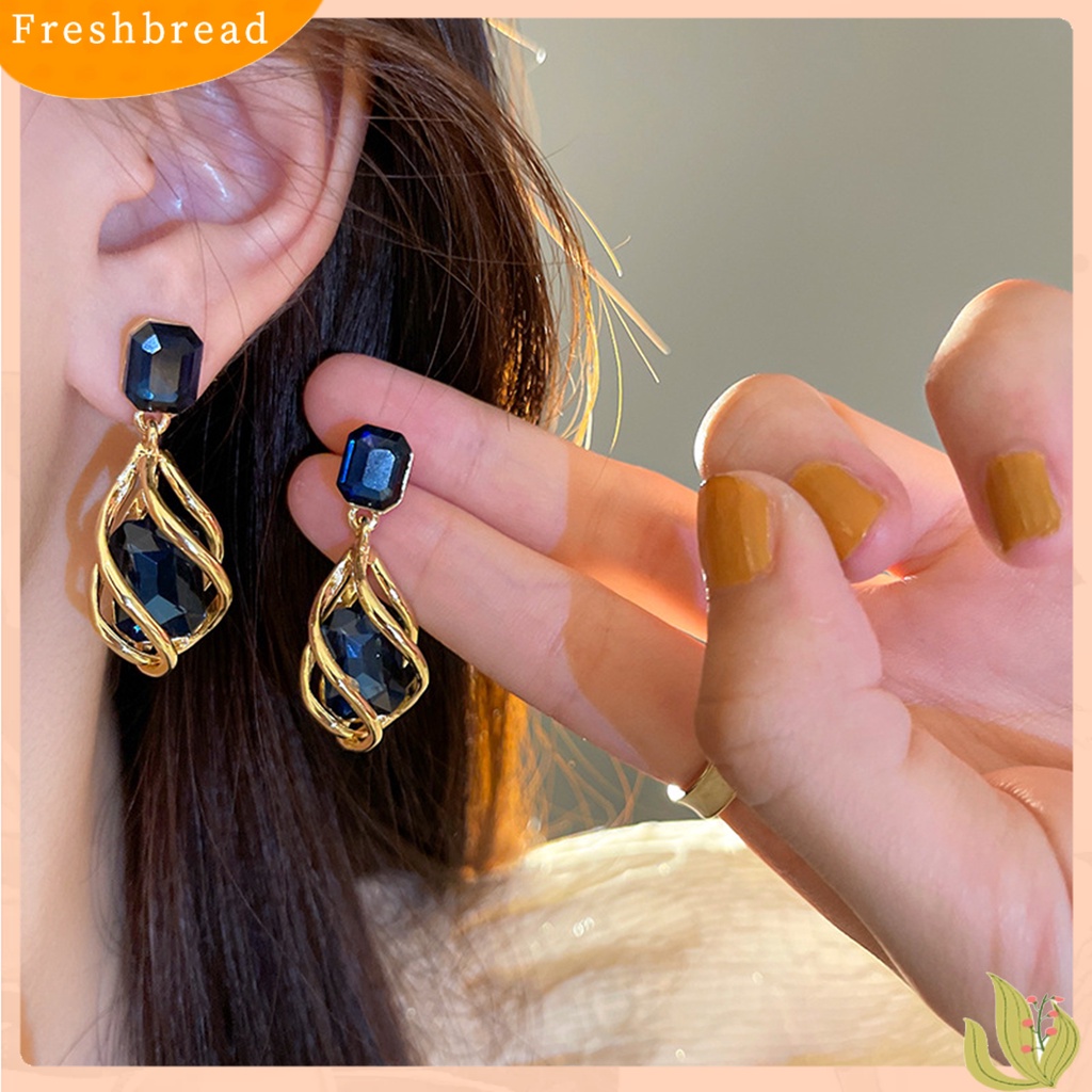 &lt; Freshbread &gt; 1pasang Anting Stud Berbentuk Persegi Berlian Imitasi Gaya Vintage Liontin Berongga Hiasan Telinga Tahan Luntur Fashion Faux Emerald Crystal Menjuntai Earrings Untuk Pesta