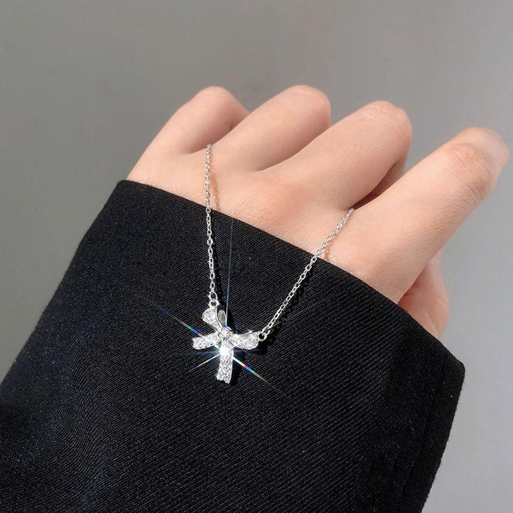 Needway  Wanita Kalung Elegan Indah Sederhana Klavikula Rantai Desain Niche Sweater Rantai Berlian Imitasi Paduan Gadis Choker