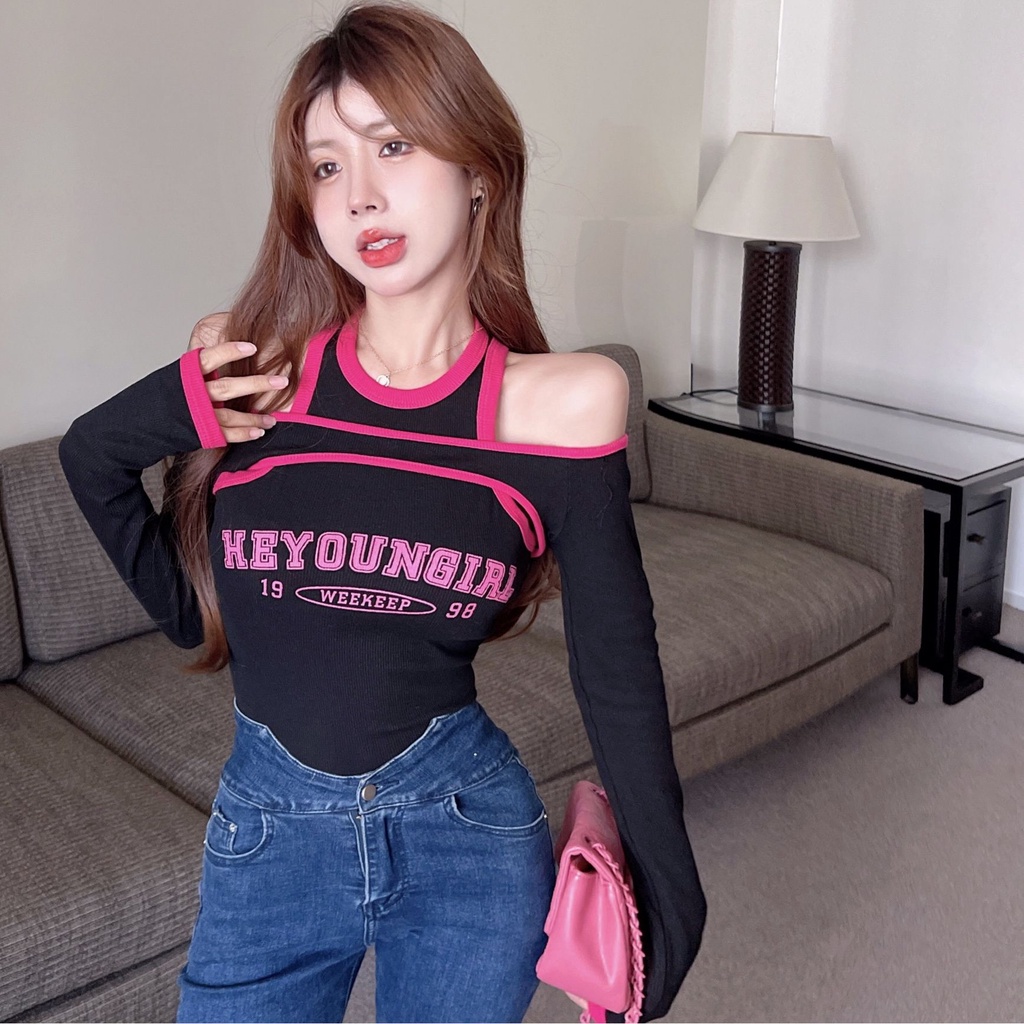 Red Garis kontras warna manis dan pedas musim semi seksi palsu dua off-the-shoulder lengan panjang T-shirt wanita desain chic keinginan murni atasan kecil