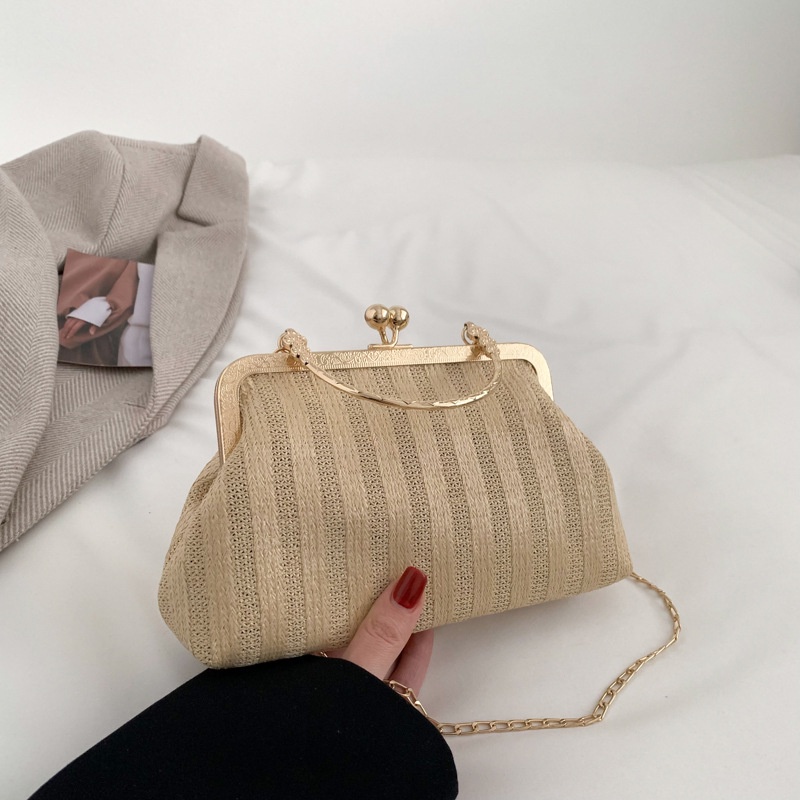 Tas wanita import berkualitas harga grosir bisa cod Retro klip tas wanita 2023 versi Korea baru rantai mutiara tas lipit wanita warna solid tangan memegang tas Messenger bahu