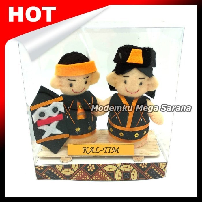 Boneka Pakaian Adat Kalimantan Timur