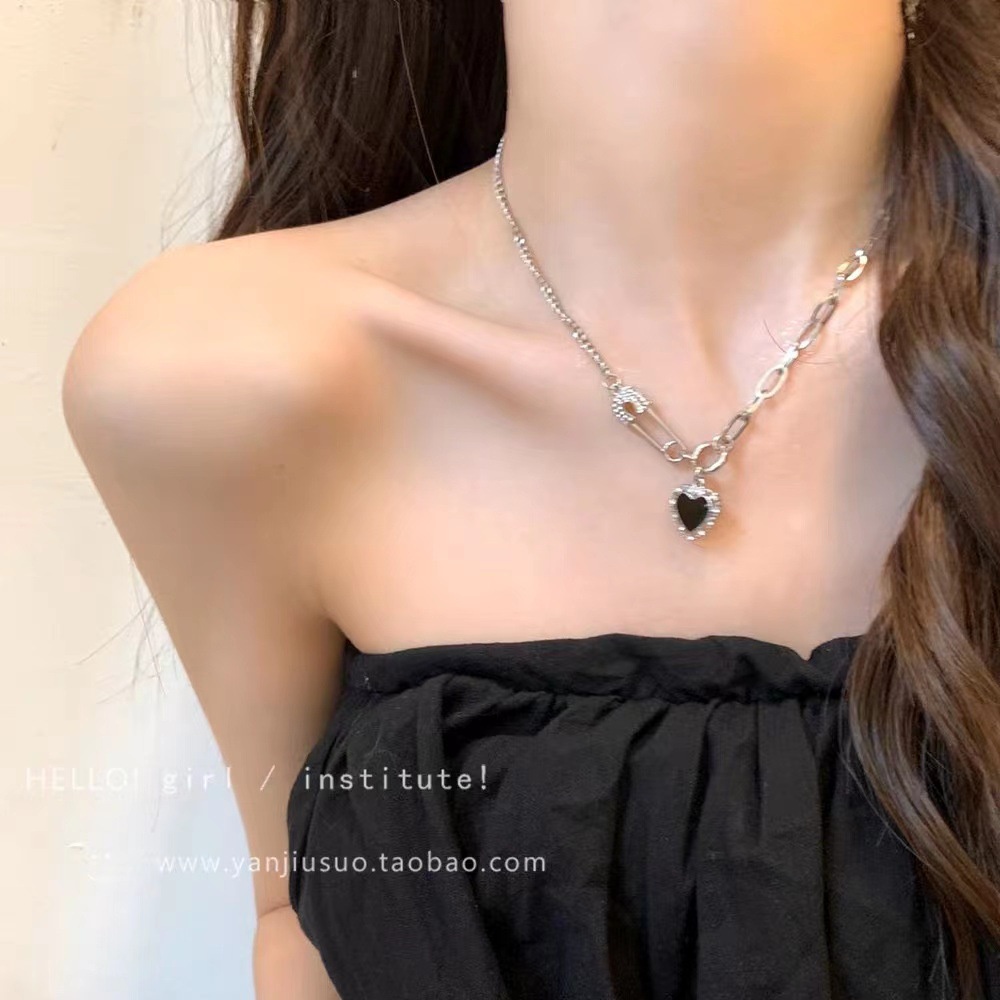 Kalung Jahitan Pin Love Hitam Mewah Ringan Perempuan Desain Niche Rantai Klavikula