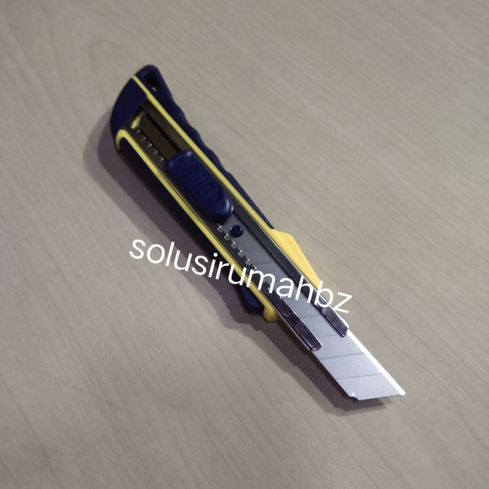 

PISAU CUTTER HANDLE PLASTIC KARET 18MM BESAR TEBAL CUTER PEMOTONG 18 MM
