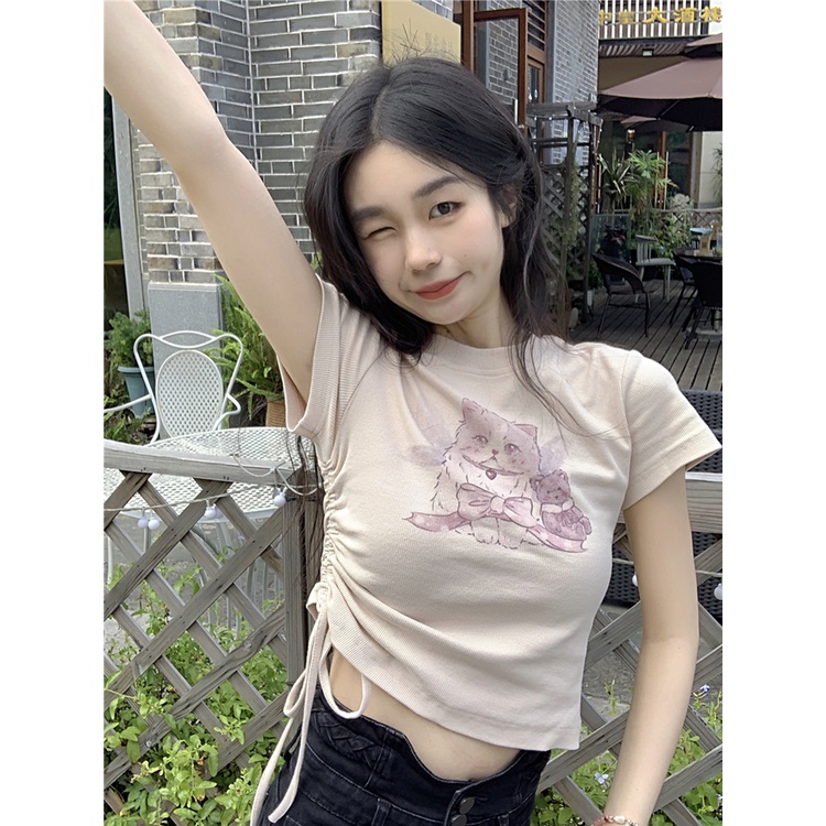 Red kaos Bahu depan yang cantik, manis, manis, gadis kucing, T-shirt lengan pendek, desain musim panas wanita, ceruk ramping, atasan pendek serut