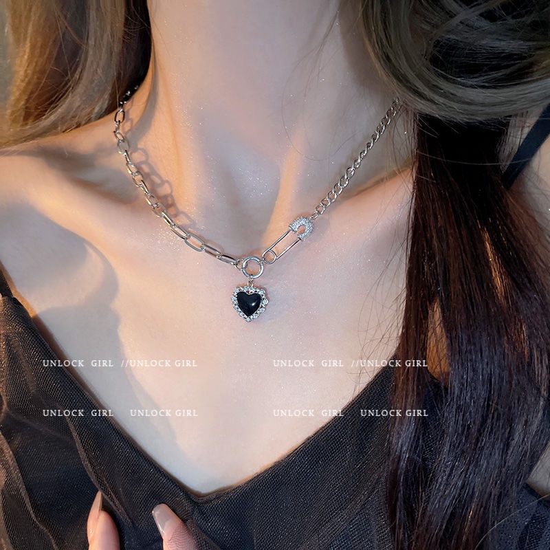 Cahaya Mewah Zirkon Cinta Hitam Jahitan Pin Kalung Perempuan High-End Niche Trendi Rantai Klavikula Manis Keren Gaya Kalung