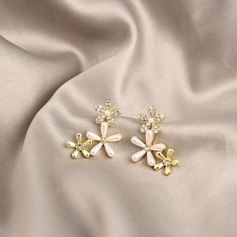 Anting Bunga Mutiara Berlian Sintetis Berkilau Aksesori fashion Korea Wanita