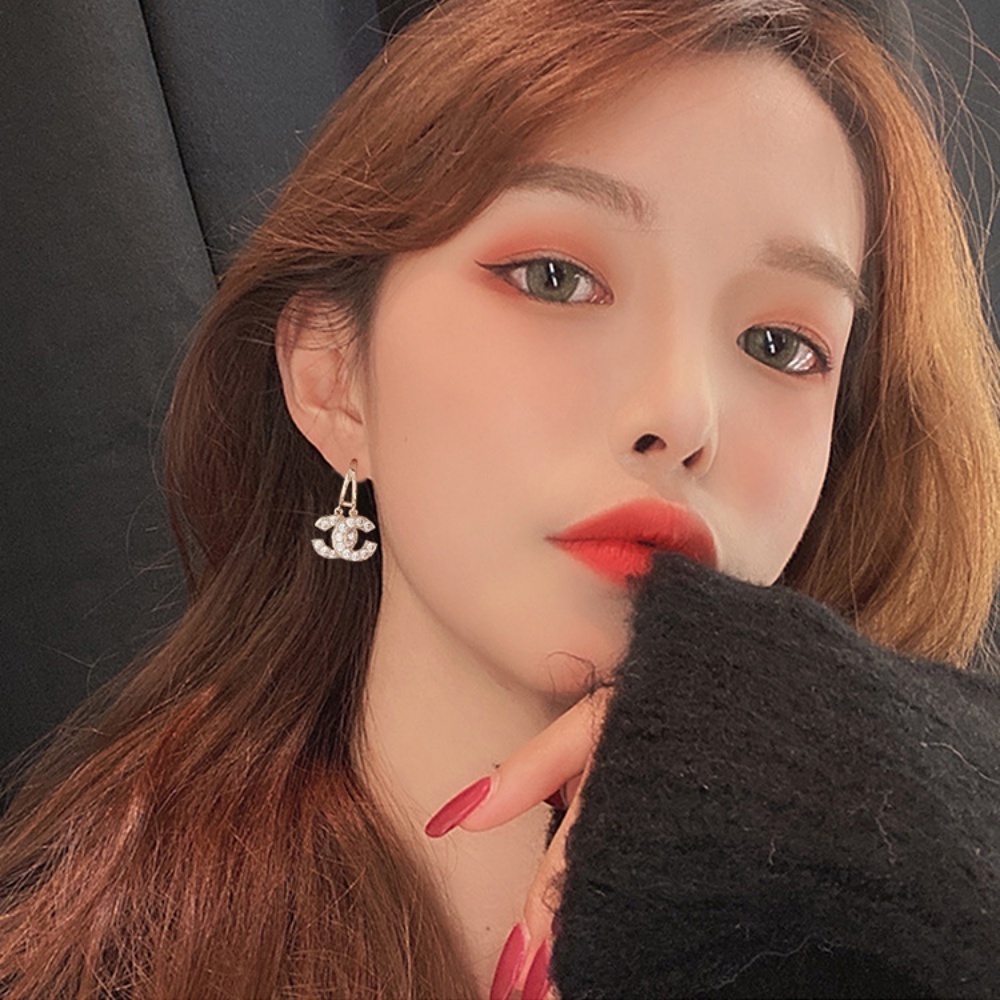 Korea Ganda C Anting Wanita Musim Panas Tren Baru High-end Rasa Cahaya Mewah Cocok Untuk Wajah Bulat Kecil Harum Anting Angin Wanita Manis Perhiasan Hati