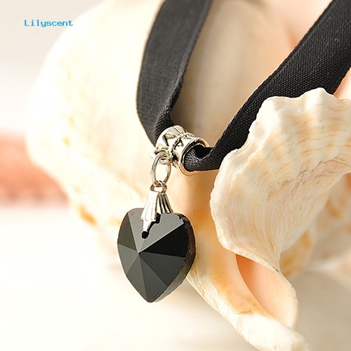 Lilyscent Vintage Hitam Beludru Kerah Resin Jantung Liontin Gothic Handmade Punk Kalung