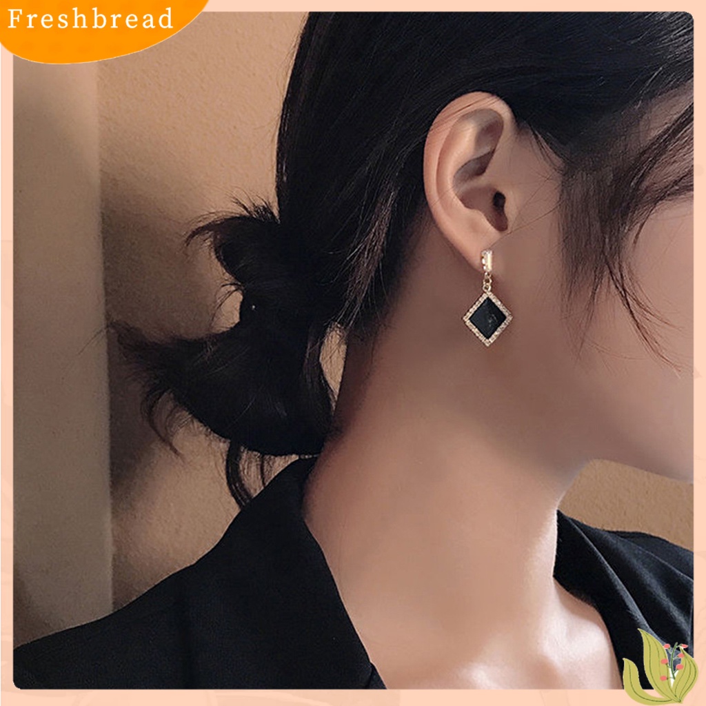 &lt; Freshbread &gt; 1pasang Anting Pejantan Bersinar Perak-Jarum Geometris Menjuntai Electroplating Temperat Dekorasi Eye-catching Hitam Bulat Berlian Imitasi Anting-Anting Aksesoris Pakaian