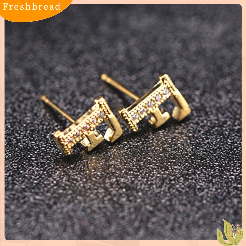 &lt; Freshbread &gt; Fashion Wanita Berlian Imitasi Bertatahkan 26huruf Bentuk Telinga Stud Earrings Perhiasan Pesta