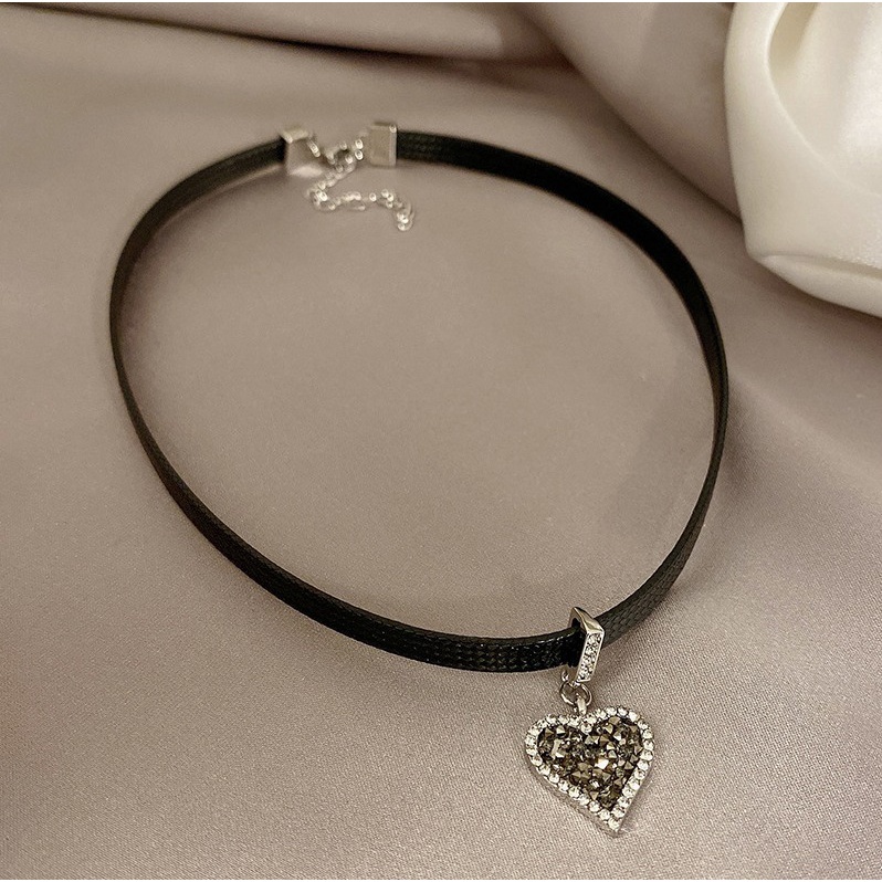 Kalung Cinta Tali Kulit Hias Hitam Desain Mewah Ringan Dan niche Rantai Tulang Selangka mesh Merah Rantai Leher Yang Sama Untuk Wanita
