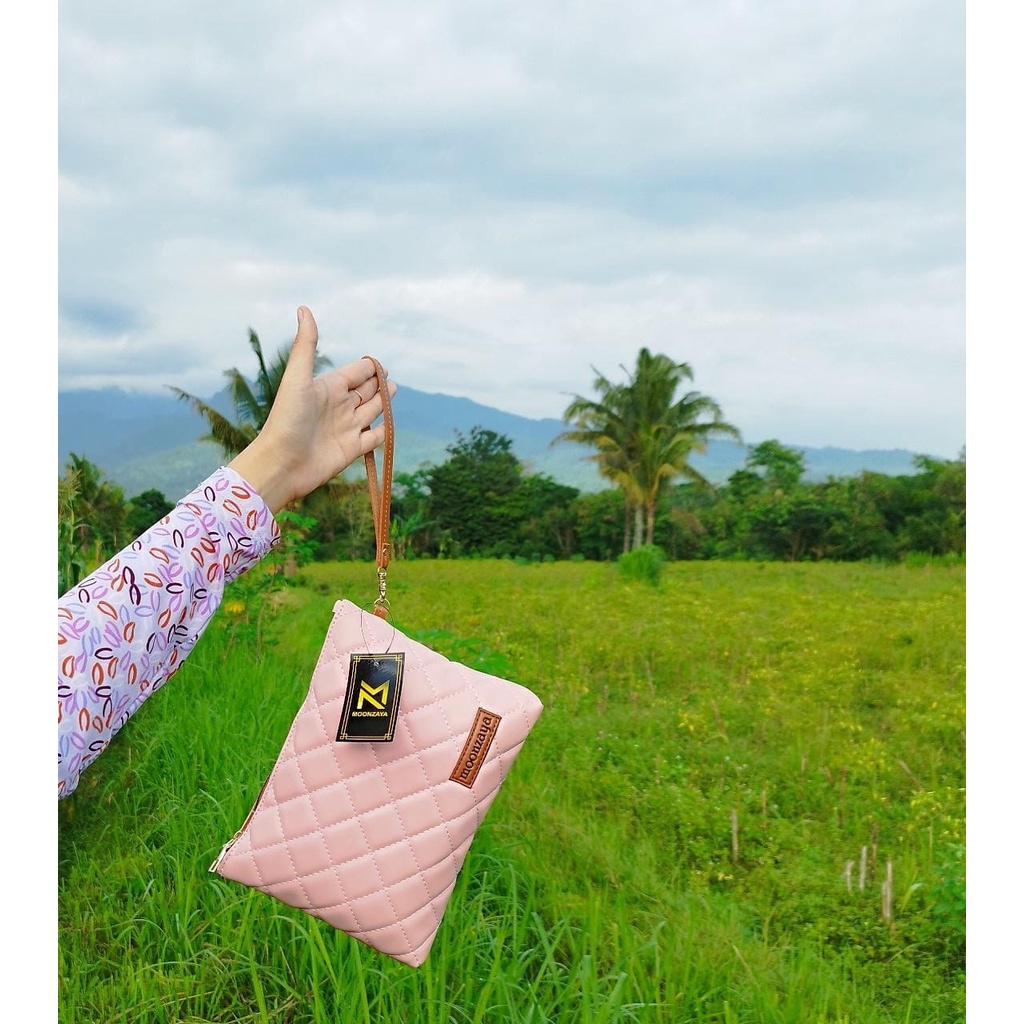 Clutch Wening Moonzaya