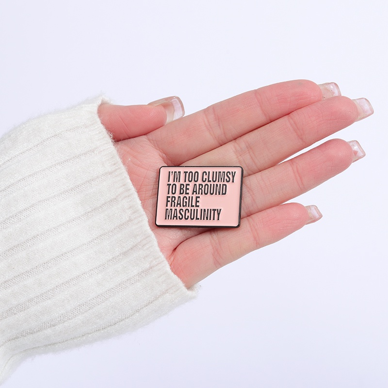 Pin Enamel Feminist I'M Terlalu Lemas Untuk Berada Di Sekitar Fragile Maskulinitas Bros Lencana Baju Kerah Pin Pink Wanita Perhiasan Hadiah