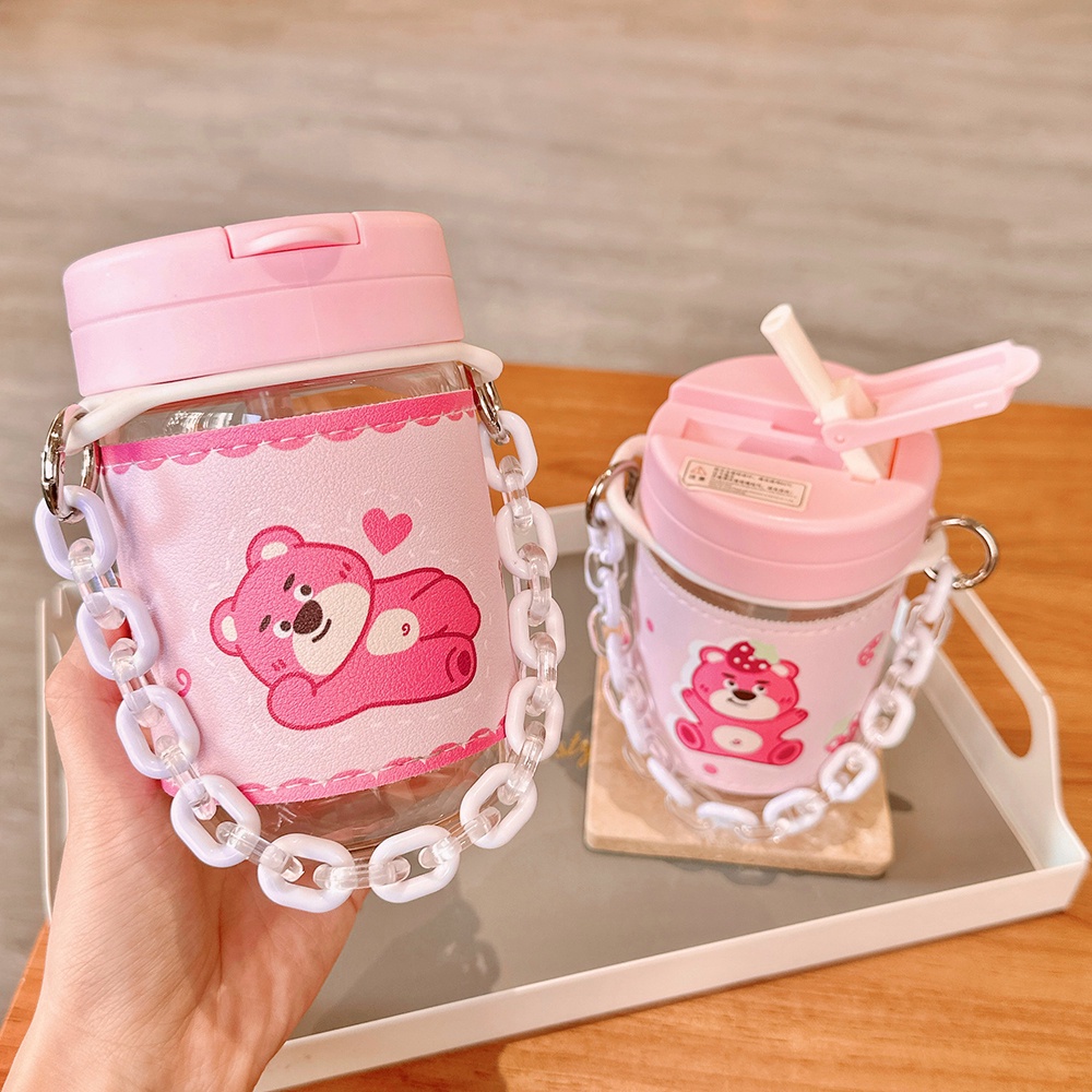 Pink Strawberry Bear Manyo Straw water Cup Untuk Anak Perempuan Gelas Plastik Dengan Nilai Penampilan Tinggi Tahan Panas Pelindung Lengan Dan Tangan Rantai