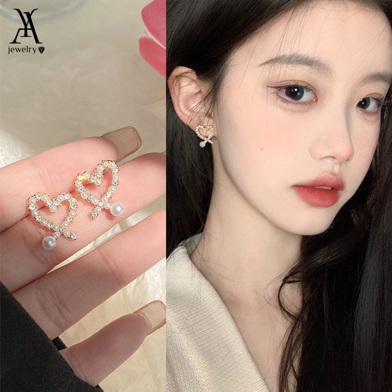 Ay (CN) Anting Tusuk Hati Hollow Elegan Mutiara Kristal Anting Emas Untuk Aksesoris Perhiasan Wanita