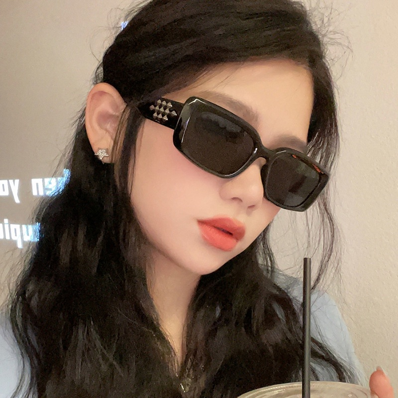 (YUZHU) Stud Square Kacamata Hitam Korea Fashion Babes Y2K Premium Sense Sunglasses