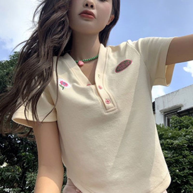 Red V-neck Bordir Lengan Pendek T-shirt Wanita Musim Panas 2023 Desain Baru Manis dan Pedas Bagian Pendek Slim Fit Chic Top