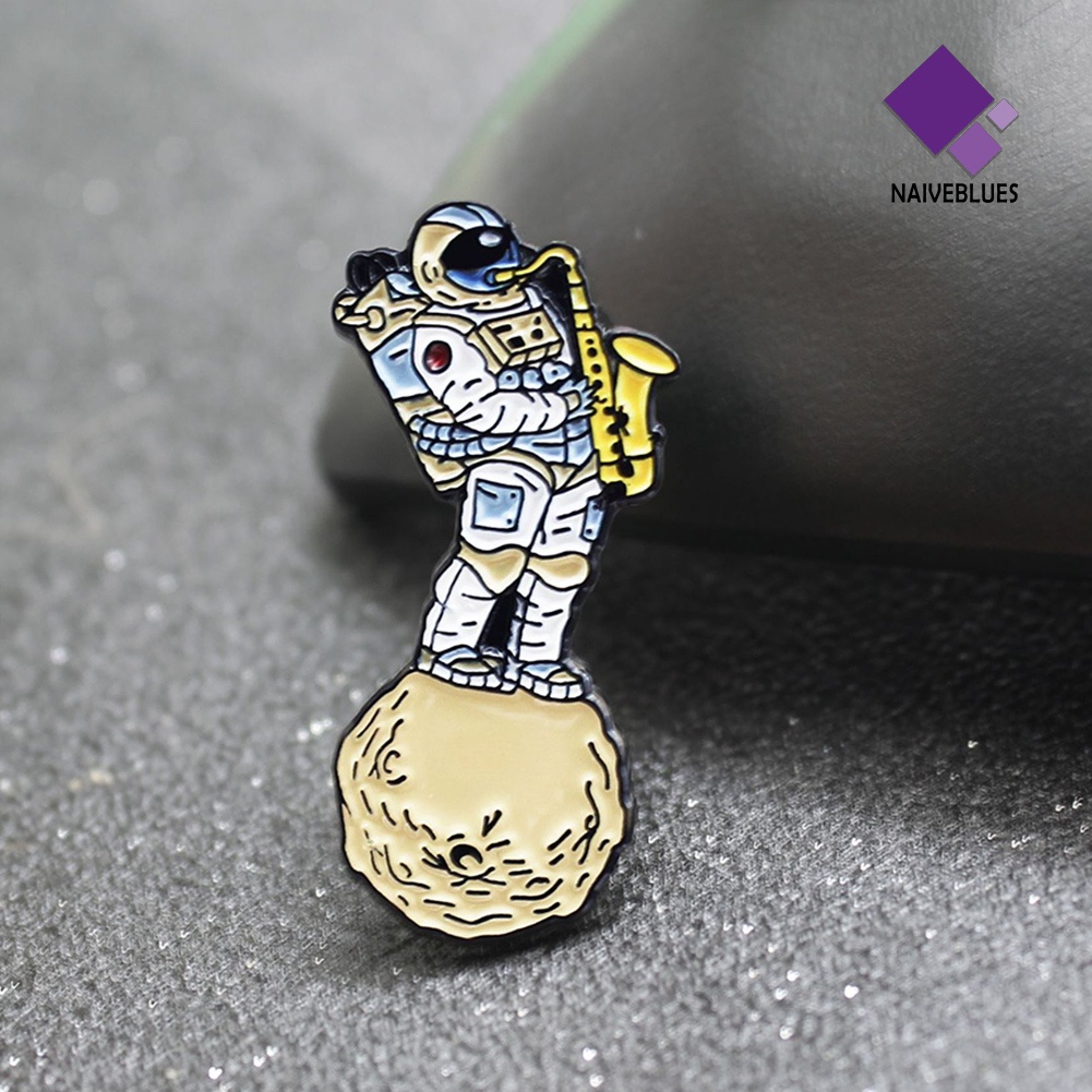 &lt; Naiveblues &gt; Unisex Astronot Bermain Saxophone Enamel Bros Pin Pakaian Tas Topi